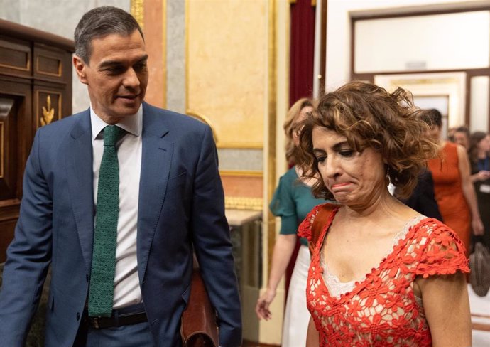 El presidente del Gobierno, Pedro Sánchez, y la vicepresidenta primera y ministra de Hacienda, María Jesús Montero, conversan a su llegada a una sesión extraordinaria en el Congreso de los Diputados, a 17 de julio de 2024, en Madrid (España). 