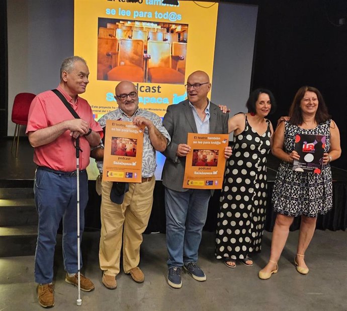 Ignacio Segura (Izq), Presidente Del SUPO De La ONCE; Antonio Cañada, Del Grupo De Teatro De La ONCE; El Subdelegado Del Gobierno, Manuel Fernández; Carmen Álvarez, Subdirectora De La ONCE En Jaén; Y Carmen Gámez, Directora De Teatro La Paca