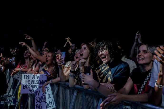 Fans durante el concierto del cantante Hozier en el WiZink Center, a 1 de julio de 2024, en Madrid (España). 