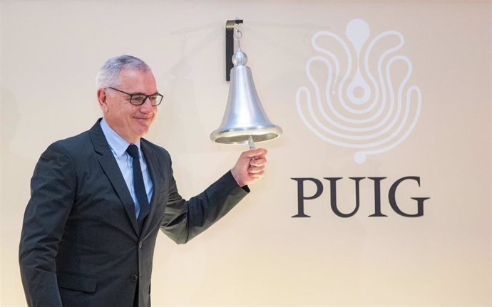 Archivo - Marc Puig toca la campana en la salida a bolsa de la compañia Puig