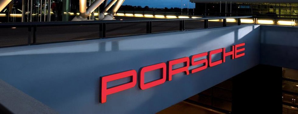 Logotipo de Porsche en uno de los vehículos del fabricante
