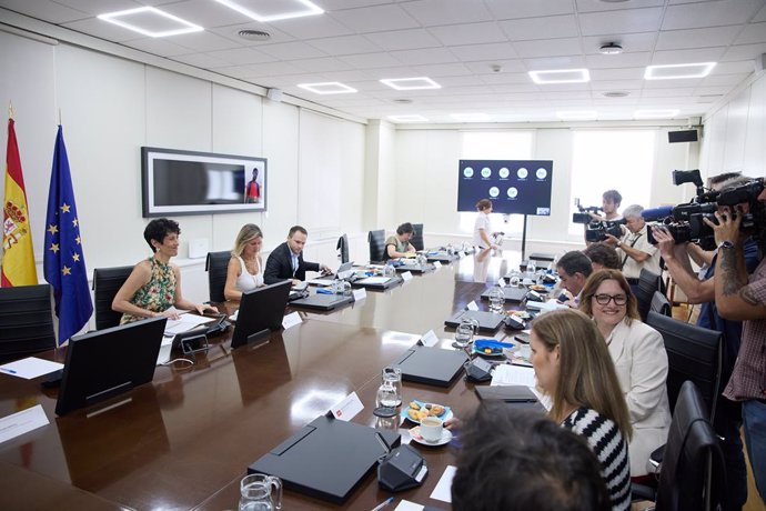 La ministra de Inclusión, Seguridad Social y Migraciones, Elma Saiz (c), durante la XII Conferencia Sectorial de la Inmigración, en la sede del Ministerio, a 22 de julio de 2024, en Madrid (España). 