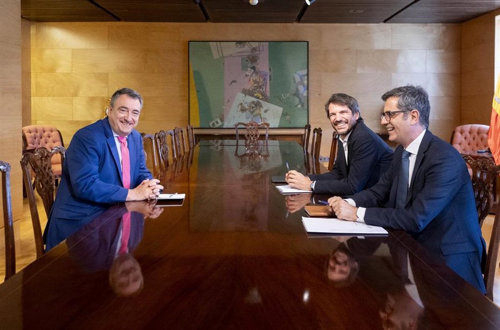 El portavoz del PNV en el Congreso, Aitor Esteban; el ministro de Cultura, Ernest Urtasun, y el ministro de la Presidencia, Justicia y Relaciones con las Cortes, Félix Bolaños, en el Congreso de los Diputados, a 22 de julio de 2024, en Madrid (España). 