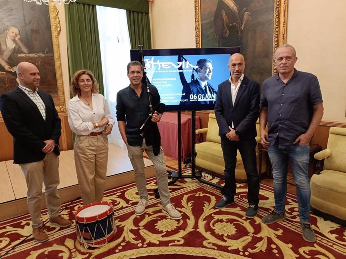 Presentación del concierto en Gijón del gaitero asturiano José Ángel Hevia, con motivo del 25 aniversario de su disco 'Tierra de Nadie', en el Ayuntamiento de Gijón.