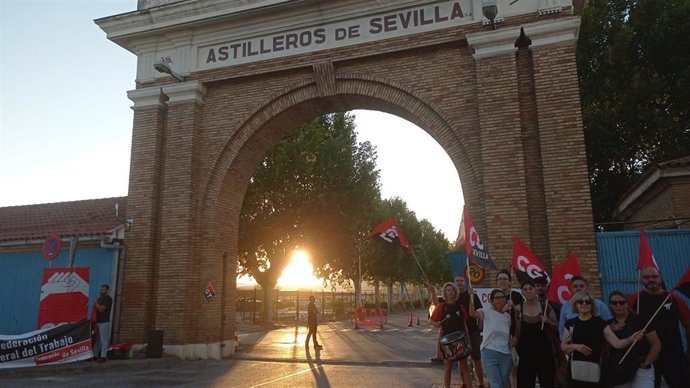 Protesta de CGT en la puerta de GRI Towers