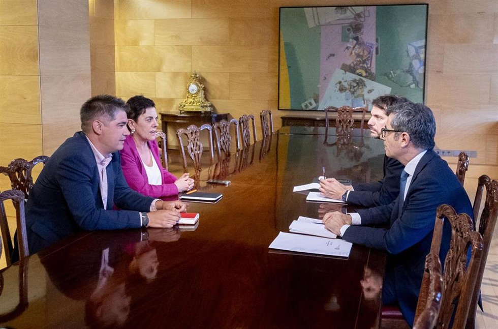 La portavoz de Bildu, Mertxe Aizpurua (2i); el ministro de Cultura, Ernest Urtasun (2d), y el ministro de la Presidencia, Justicia y Relaciones con las Cortes, Félix Bolaños (1d),en el Congreso de los Diputados, a 22 de julio de 2024, en Madrid (España)