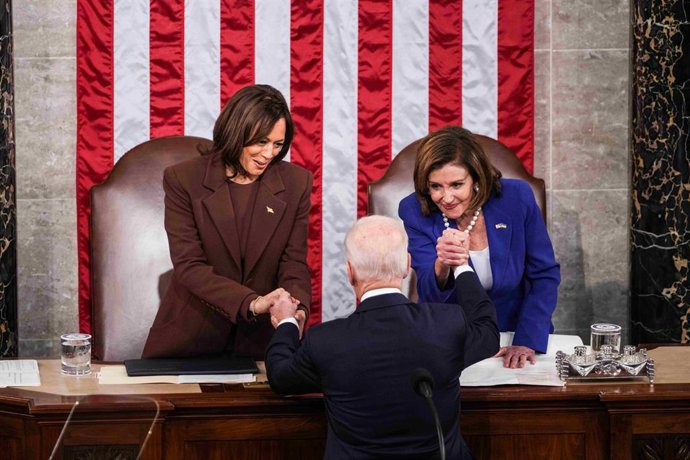 Archivo - March 1, 2022, Washington, District of Columbia, USA: United States President Joe Biden shaking hands with Vice President Kamala Harris, left, and Speaker Nancy Pelosi after his state of the union address to Congress in the Capitol on Tuesday 
