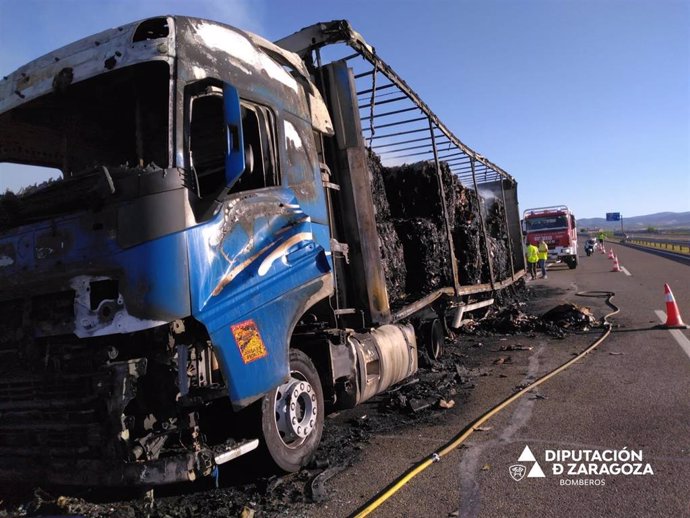 El camión, que transportaba cartón, ha ardido cuando circulaba por la A-23 a su paso por Cariñena.