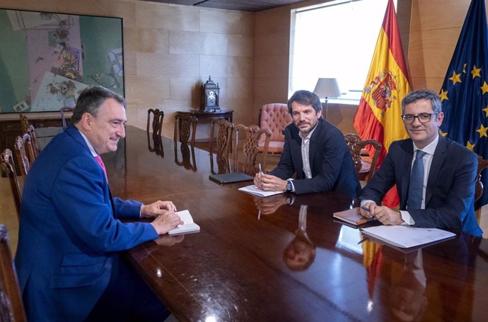(I-D) El portavoz del PNV en el Congreso, Aitor Esteban; el ministro de Cultura, Ernest Urtasun, y el ministro de la Presidencia, Justicia y Relaciones con las Cortes, Félix Bolaños, durante una reunión, a 22 de julio de 2024, en Madrid (España). 