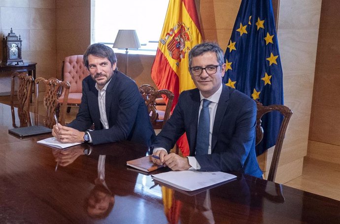 El ministro de Cultura, Ernest Urtasun (i), y el ministro de la Presidencia, Justicia y Relaciones con las Cortes, Félix Bolaños (d), durante una reunión, en el Congreso de los Diputados, a 22 de julio de 2024, en Madrid (España).