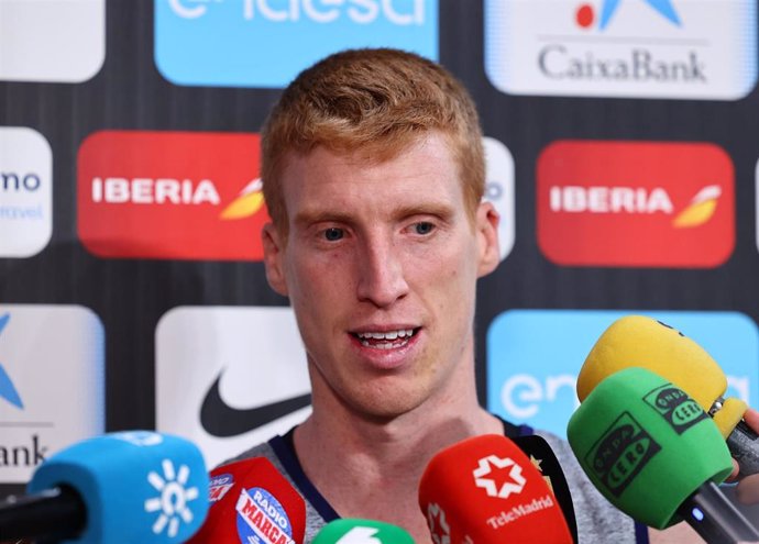 Alberto Díaz atiende a los medios tras el entrenamiento de la selección en el WiZink Center