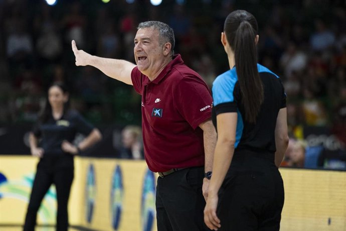 El seleccionador español femenino de baloncesto, Miguel Méndez