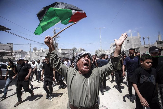 Un palestino durante la celebración de un funeral en Tulkarem (Cisjordania)