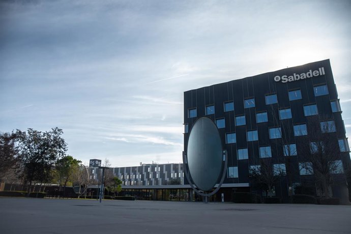 Archivo - Edificio del Banco Sabadell, en San Cugat del Vallés, Barcelona, Catalunya (España).