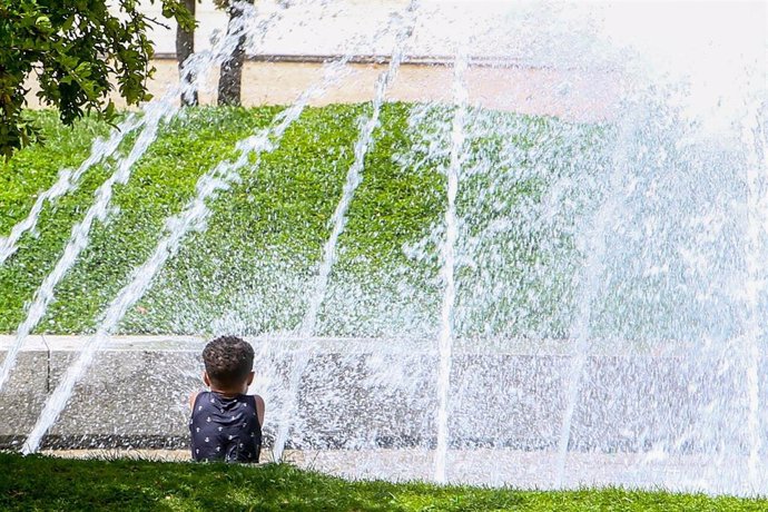 Archivo - Un niño en una fuente en el parque de Madrid Río