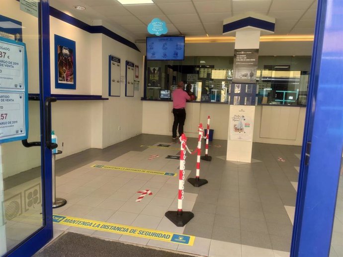 Archivo - Una administración de Loterías en Oviedo con las nuevas medidas higiénico-sanitarias puestas en marcha para evitar el contagio del coronavirus.