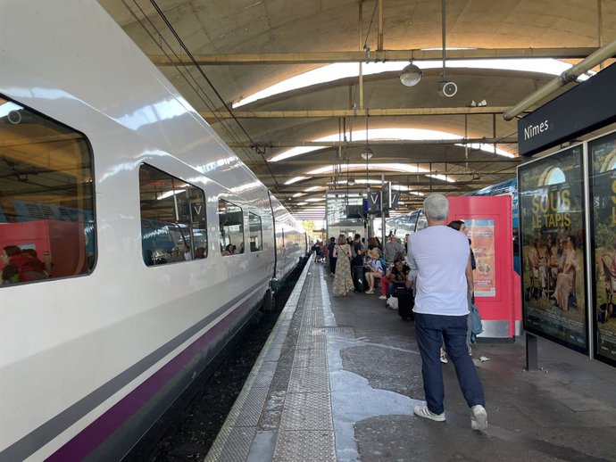 Archivo -  Trenes AVE de Renfe en Francia .