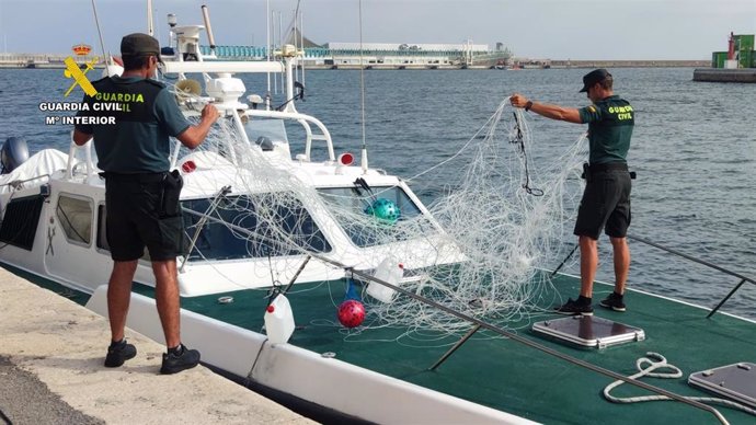 Retiran un palangre casero ilegal de grandes dimensiones para pescar en aguas de Torrevieja