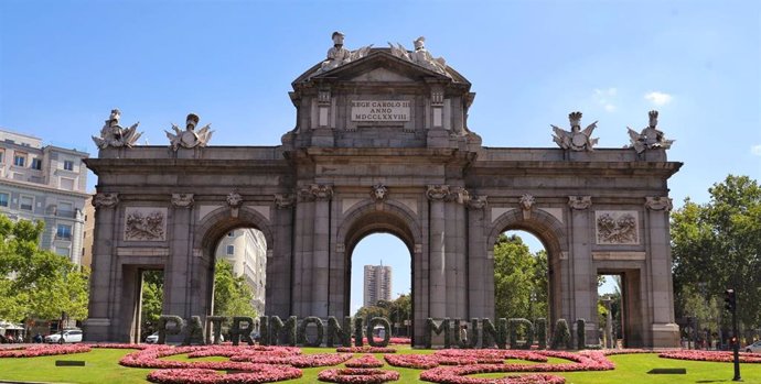 Archivo - La Puerta de Alcalá recuerda que el Paisaje de la Luz ya es Patrimonio Mundial.