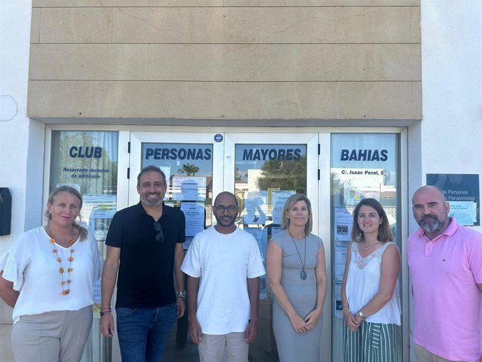 El diputado del grupo parlamentario del PSIB, Omar Lamin, junto a la consellera insular Sofia Alonso y el portavoz municipal del PSOE de Llucmajor, Jaume J. Oliver, en la presentación de la PNL para la mejora de las infraestructuras para personas mayores.