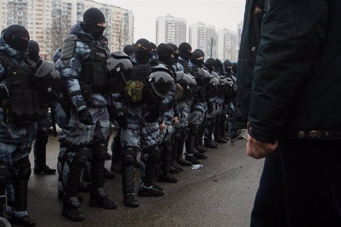 Archivo - March 1, 2024, Moscow, Russia: Russian law enforcement is seen alert at the Church 'Assuage My Sorrows' in Maryino, where the funeral service of Russian opposition leader Alexei Navalny is taking place. Alexei Navalny was buried at the Borisov C