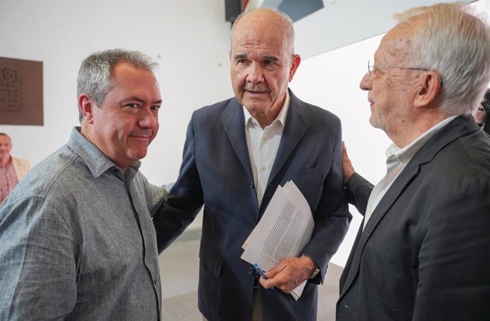 El expresidente de la Junta de Andalucía, Manuel Chaves (c), junto al secretario general de PSOE-A, Juan Espadas (i); y el presidente del PSOE-A, Manuel Pezzi (d); en una foto de archivo.