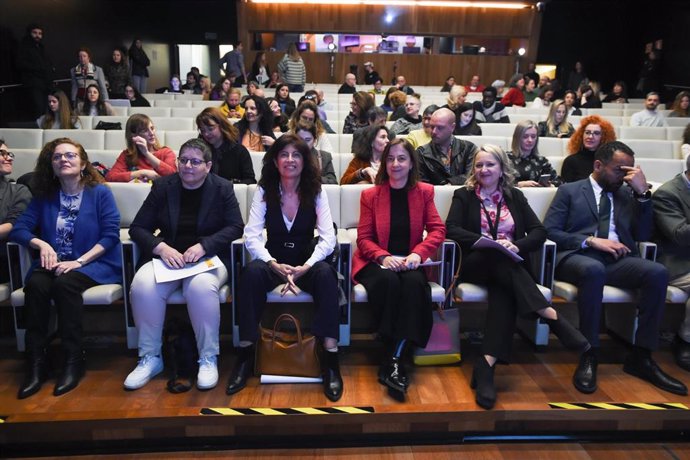 Archivo - La directora del Instituto de Mujeres, Isabel García (2i); la ministra de Igualdad, Ana Redondo (3i).