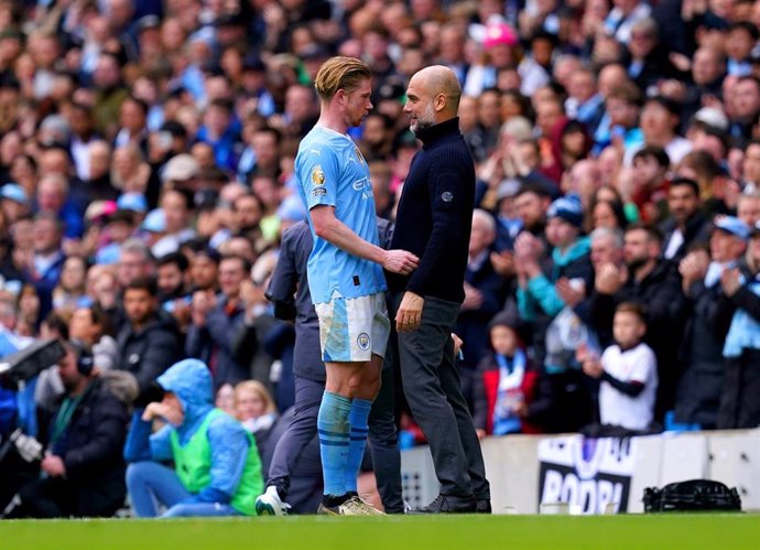 Archivo - El entrenador del Manchester City, Pepe Guardiola, conversa con el futbolista belga Kevin de Bruyne durante un partido de Premier League.