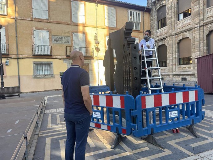 Limpieza de esculturas en plaza Regla.