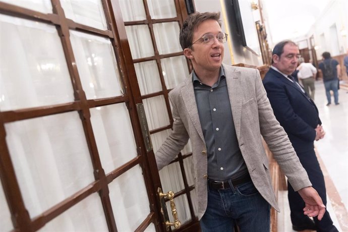 El líder de Más País, Iñigo Errejón, a su llegada al pleno extraordinario en el Congreso de los Diputados, a 11 de julio de 2024, en Madrid (España).