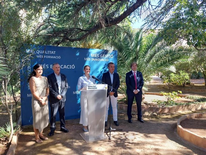 La presidenta del Govern, Marga Prohens, junto al conseller de Educación y Universidades, Antoni Vera, el rector de la UIB, Jaume Carot, y otras autoridades, en una rueda de prensa