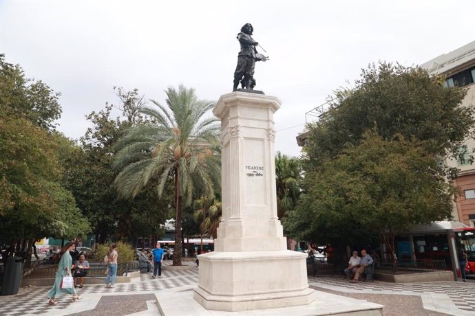 Archivo - Estatua de Velázquez, de Antonio Susillo, en la Plaza del Duque.