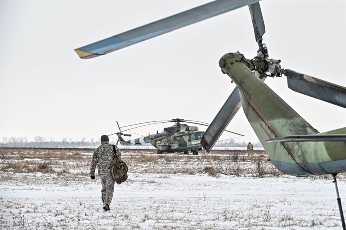 Archivo - January 24, 2024, Zaporizhzhia, Ukraine: UKRAINE - JANUARY 24, 2024 - A serviceman of the 11th separate army aviation brigade ''Kherson'' of the Armed Forces of Ukraine approaches a helicopter, Ukraine.