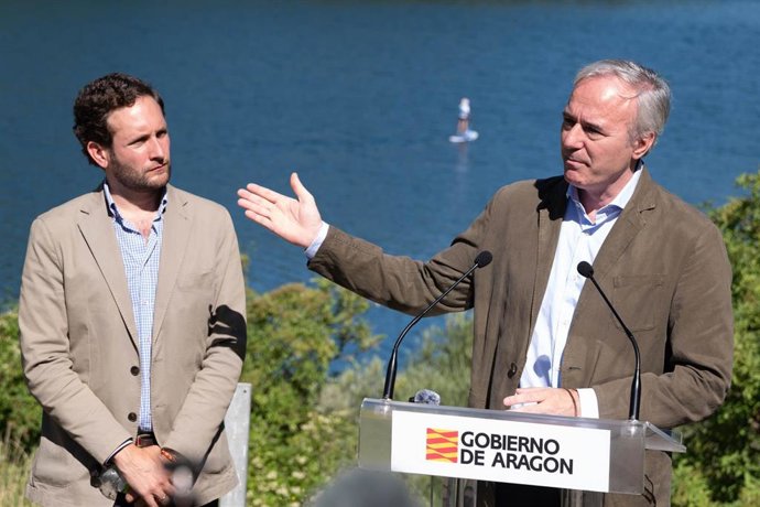 El presidente del Gobierno de Aragón, Jorge Azcón, y el presidente de la Diputación de Huesca, Isaac Claver.