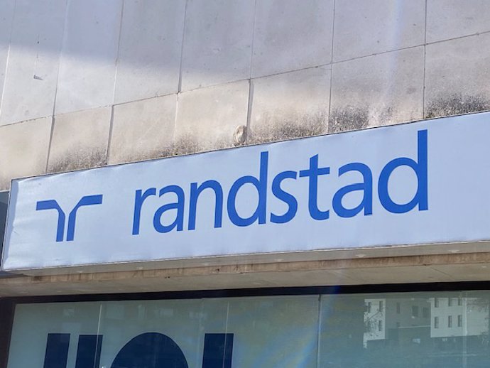 Archivo - Logo de Randstad en una de sus oficinas.