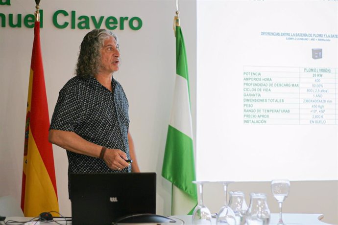 El científico Jesús Polo Martínez en una conferencia sobre sistemas de simulación solar en la sede de la UNIA en Santa María de La Rábida (Huelva).