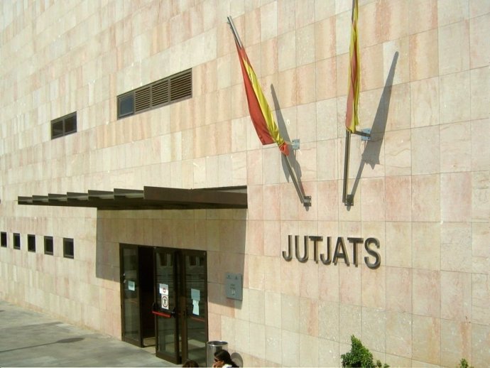 Archivo - Entrada dels Jutjats de Gavà (Barcelona)