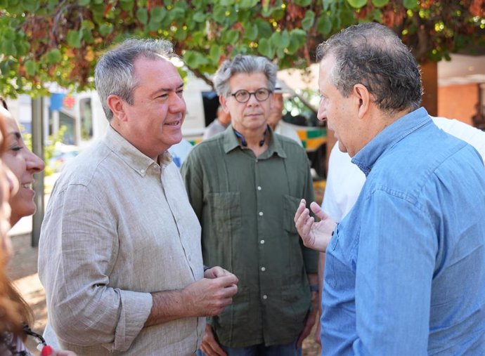 El secretario general del PSOE de Andalucía y Portavoz del Grupo Parlamentario Socialista, Juan Espadas, (i) junto al secretario general del PSOE de Sevilla, Javier Fernández, (d) durante la atención a medios en la puerta del centro de salud de Ciudad Exp