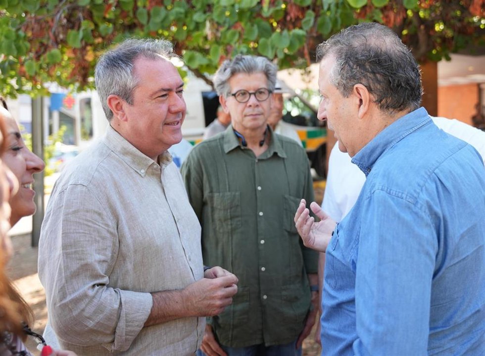 El secretario general del PSOE de Andalucía y Portavoz del Grupo Parlamentario Socialista, Juan Espadas, (i) junto al secretario general del PSOE de Sevilla, Javier Fernández, (d) durante la atención a medios en la puerta del centro de salud de Ciudad E