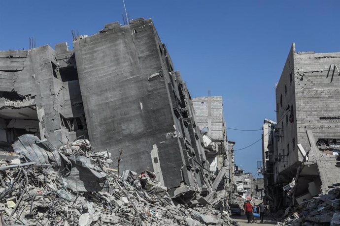 Edificios destruidos por los ataques del Ejército de Israel contra la ciudad de Jan Yunis, en el sur de la Franja de Gaza (archivo)