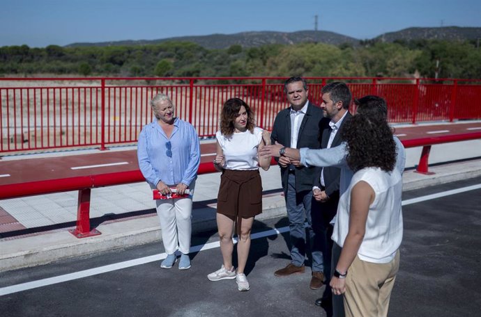 La presidenta de la Comunidad de Madrid, Isabel Díaz Ayuso, durante la inauguración de los puentes reconstruidos tras la DANA, a 23 de julio de 2024, en Aldea del Fresno, Madrid (España).