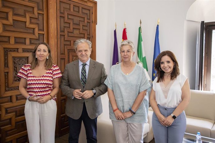 El presidente de la Diputación de Córdoba, Salvador Fuentes, tras la firma del convenio con Acodisval.