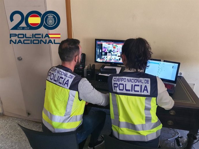 Agentes de la Policía buscan a ciberdelincuentes de pornografía infantil que distribuyen archivos pedófilos.