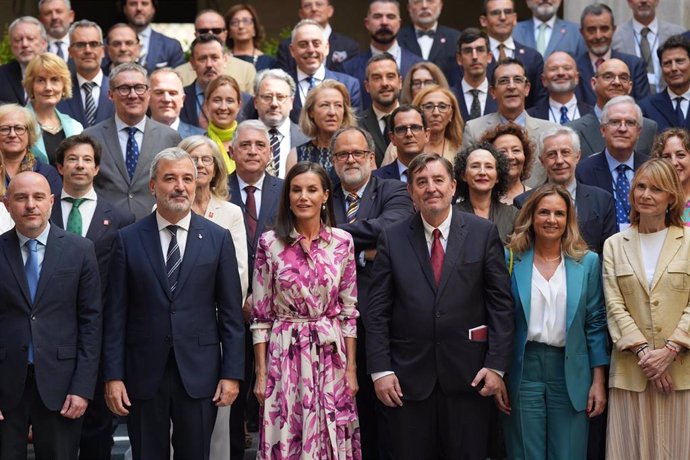 La Reina Letizia (c) posa a su llegada a una reunión anual de directores del Instituto Cervantes, en el Ayuntamiento de Barcelona, a 23 de julio de 2024, en Barcelona, Catalunya (España). El Instituto Cervantes es una institución pública que tiene como ob