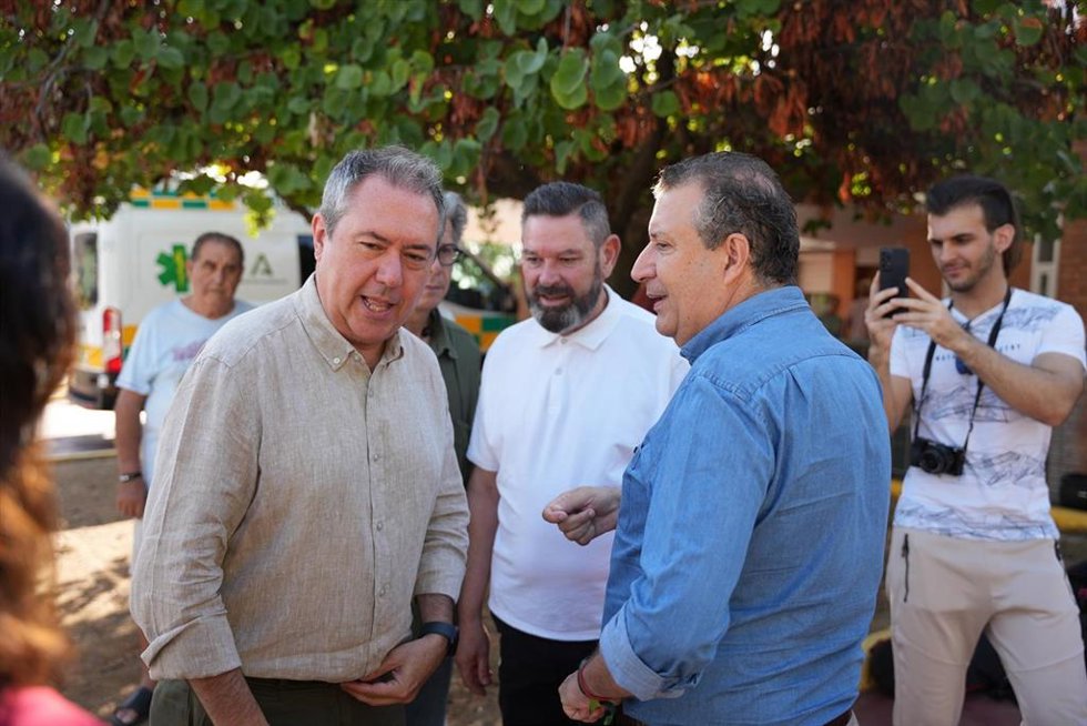 El secretario general del PSOE de Andalucía y Portavoz del Grupo Parlamentario Socialista, Juan Espadas, (i) junto al secretario general del PSOE de Sevilla, Javier Fernández, (d) durante la atención a medios en la puerta del centro de salud de Ciudad E