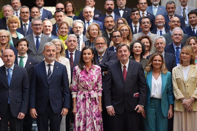 La reina Letícia a l'escalinata amb les autoritats i els directors de l'Institut Cervantes