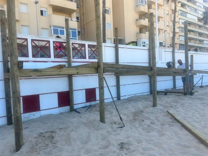 Instalación de una rampa de acceso a la playa en la zona de Cortadura en Cádiz.