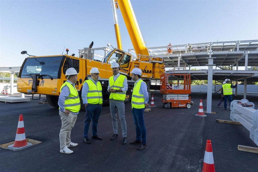 El consejero de Fomento, Roberto Media, visita las obras del parking de La Carmencita junto al alcalde de Torrelavega, Javier López Estrada, y al concejal de Obras, José Luis Urraca