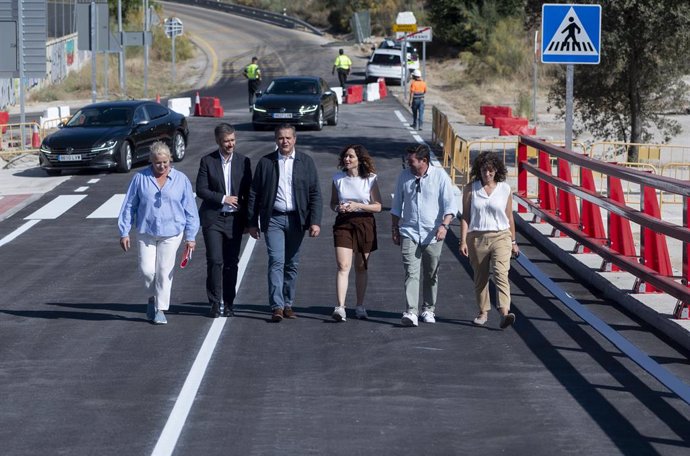 La presidenta de la Comunitat de Madrid, Isabel Díaz Ayuso, durant la visita a Aldea del Fresno (Madrid)