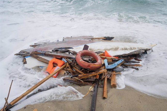 Archivo - Restos de una embarcación hundida en el mar Mediterráneo tras ser arrastrados a la playa de Steccato di Cutro, en Calabria, Italia (archivo)